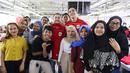 Bos Erspo, Muhammad Sadad dan Gnindra Bimo berfoto bersama dengan para pekerja di pabrik yang berada daerah Bandung, Jawa Barat pada Rabu (12/2/2025). (Bola.com/Abdul Aziz)