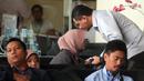 Suami anggota DPRD sekaligus cawalkot Malang 2018 Ya'qud Ananda Gudban, Hanif Thalib mencium sang istri jelang pemeriksaan di Gedung KPK, Jakarta, Selasa (27/3). Nanda diperiksa sebagai tersangka dugaan suap. (Merdeka.com/Dwi Narwoko)