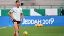 Striker Juventus, Cristiano Ronaldo, saat sesi latihan jelang laga Supercoppa Italia di Stadion King Abdullah Sports City, Selasa (15/1). Juventus akan berhadapan dengan AC Milan. (AFP/Giuseppe Cacace)