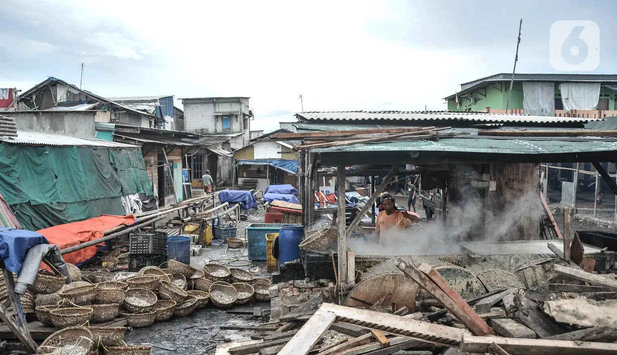 Pekerja saat menyelesaikan pembuatan ikan asin di kawasan pesisir Cilincing, Jakarta Utara, Minggu (12/6/2022). Saat ini harga ikan asin dijual Rp8.000 per kilogram dari sebelumnya Rp15.000 per kilogram. (merdeka.com/Iqbal S. Nugroho)