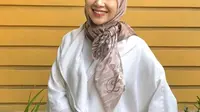 Model Hijab diikat seperti pita (dok. instagram @ratnagalih/ https://www.instagram.com/p/Bm-47oeBHd7/ Adinda Kurnia0