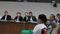 Attabik Ali, mertua Anas Urbaningrum saat menjadi saksi di Pengadilan Tipikor, Kamis (28/8/14). (Liputamn6.com/Herman Zakharia)