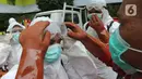 Petugas Palang Merah Indonesia (PMI) bersiap melakukan penyemprotan disinfektan di SMPN 216 Jakarta, Senin (16/3/2020). Mulai hari ini, aktivitas sekolah di sejumlah wilayah Indonesia diliburkan untuk mengantisipasi penyebaran virus corona COVID-19. (merdeka.com/Arie Basuki)