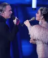 Di panggung Konser Raya HUT Indosiar 22, terdapat sejumlah kolaborasi para musisi. Salah satunya adalah duet maut Syahrini dengan penyanyi legendaris Rick Price. Tampilan keduanya berhasil memikat hati para penonton. (Bambang E. Ros/Bintang.com)
