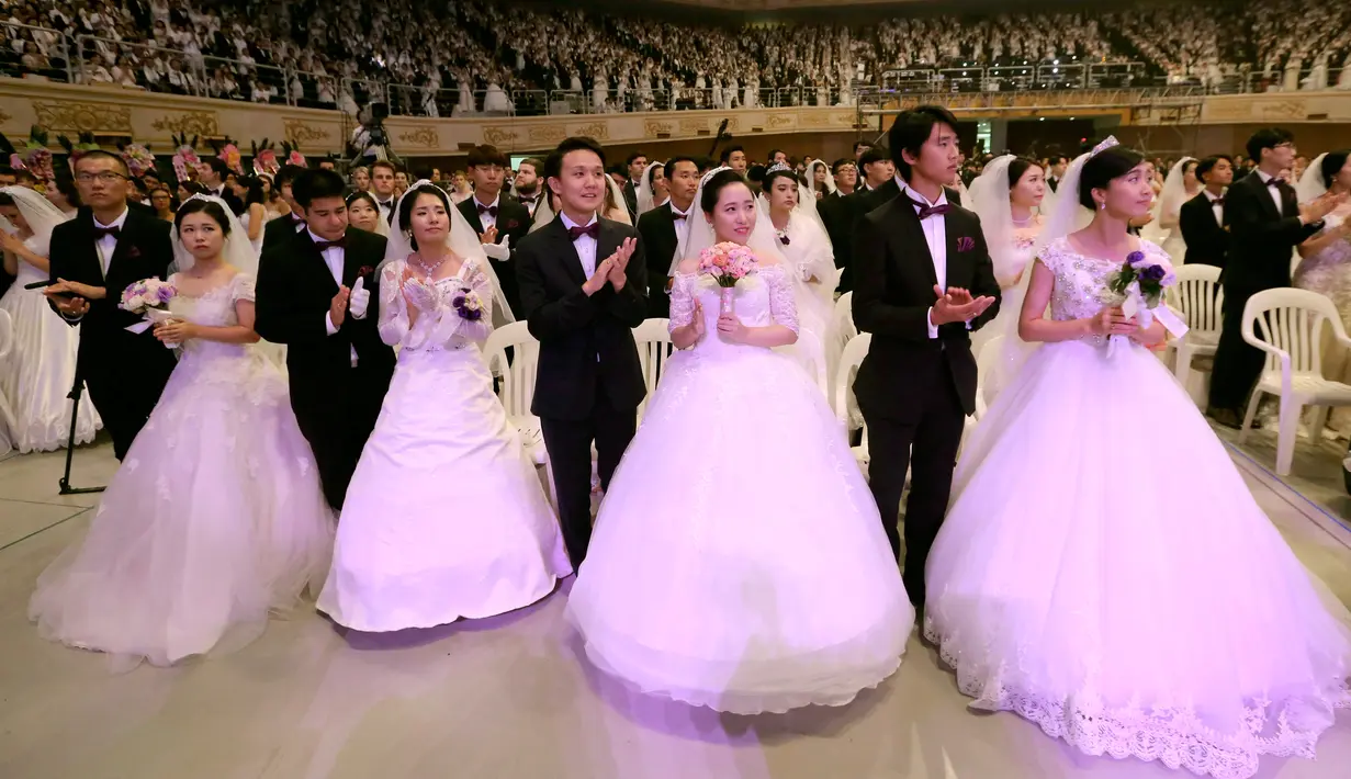 Sejumlah pasangan saat mengikuti pernikahan massal di Pusat Perdamaian Cheong Shim di Gapyeong, Korea Selatan, (7/9). Pernikahan massal di Korsel sudah sering diadakan dan sudah menjadi ciri khas gereja terseubt. (AP Photo / Ahn Young-joon)