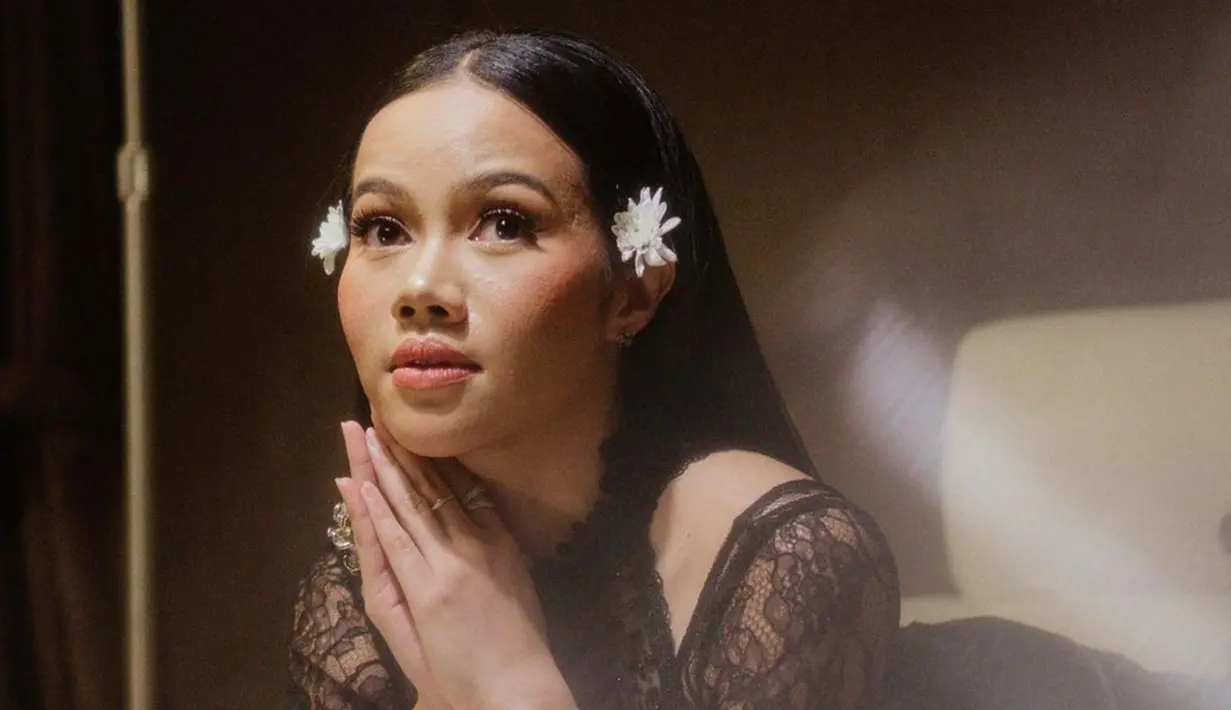 Melalui akun Instagram pribadinya, dirinya turut mengungkapkan rasa bahagianya saat melihatkan temen-teman tuna rungu yang hadir di festival musik. Bahkan, dirinya turut membawa penerjemah bahasa isyarat demi kenyamanan penonton tuna rungu. (Liputan6.com/IG/@yurayunita)