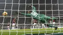 Kiper AC Milan, Gianluigi Donnarumma, gagal menghalau bola tendangan striker Juventus, Gonzalo Higuain, pada laga Serie A di Stadion San Siro, Sabtu (28/10/2017). AC Milan Takluk 0-2 dari Juventus. (AP/Luca Bruno)