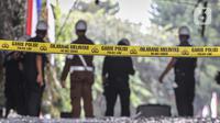 Garis polisi terpasang saat tim Laboratorium Forensik (Labfor) dan Inafis melakukan olah tempat kejadian perkara (TKP) kebakaran Gedung Kejaksaan Agung, Jakarta, Senin (24/8/2020). Puslabfor Mabes Polri memeriksa seluruh penyebab kebakaran Gedung Kejaksaan Agung. (Liputan6.com/Johan Tallo)