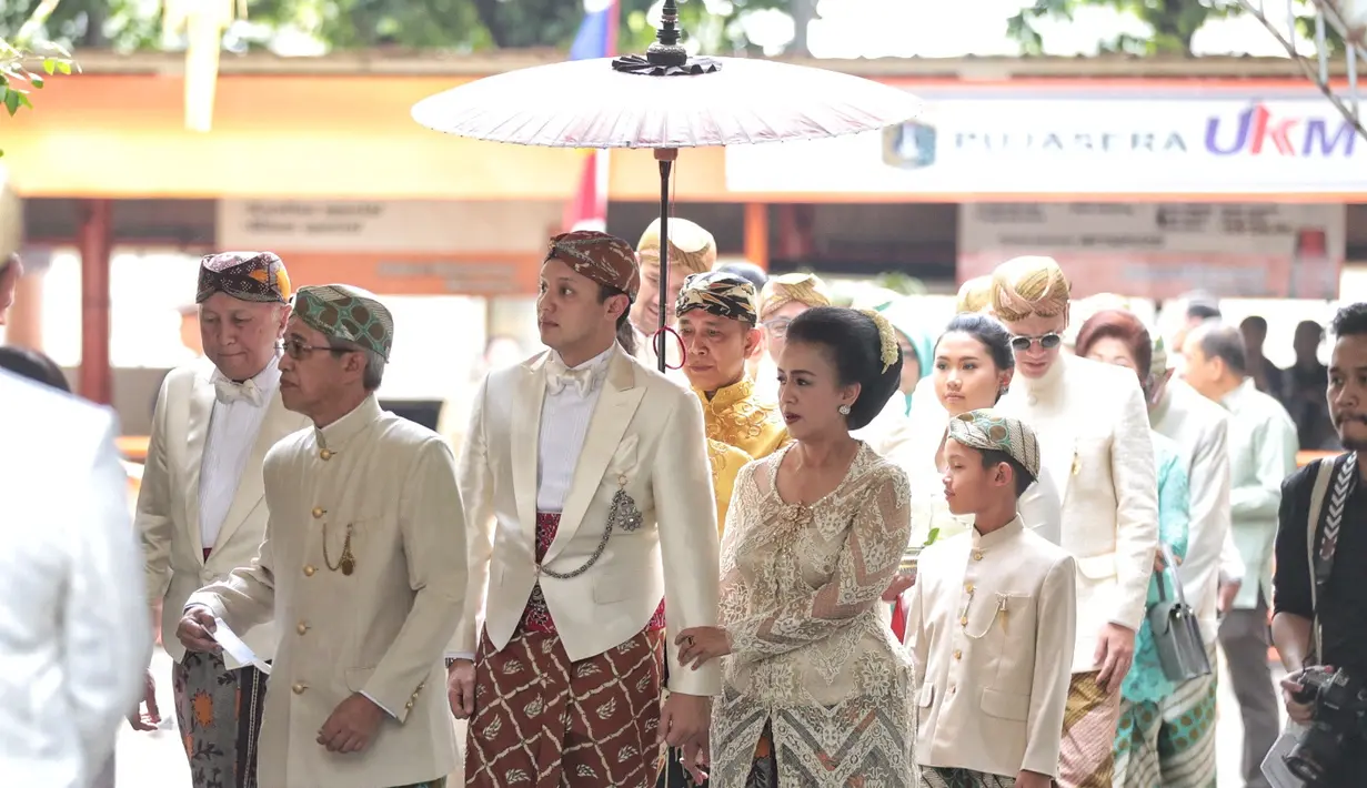 Kedatangan rombongan ini langsung disambut oleh keluarga mempelai wanita, Noorani Sukardi. Akad nikah berlangsung siang ini dan tertutup untuk kalangan media. Tidak ada juga layar televisi untuk menyaksikan akad nikah tersebut. (Adrian Putra/Bintang.com)
