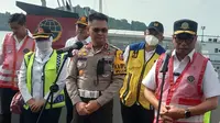 Menhub, Budi Karyasumadi, Dan Kakorlantas, Irjen Pol Firman Shantyabudi, Di Pelabuhan Merak Kota Cilegon, Banten. (Sabtu, 24/12/2022). (Yandhi Deslatama/Liputan6.com).