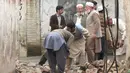 Sejumlah warga membersihkan puing akibat gempa yang melanda Jalalabad, Afghanistan, Senin (26/10/2015). Setidaknya 43 orang dipastikan tewas akibat lindu berkekuatan 7,5 skala Richter tersebut. (REUTERS/Parwiz) 