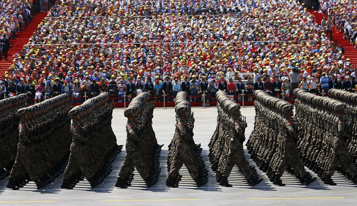 Ratusan tentara melakukan long march saat parade militer untuk memperingati 70 tahun berakhirnya Perang Dunia II di Beijing, China, Kamis (3/9/2015). (REUTERS/Damir Sagolj)