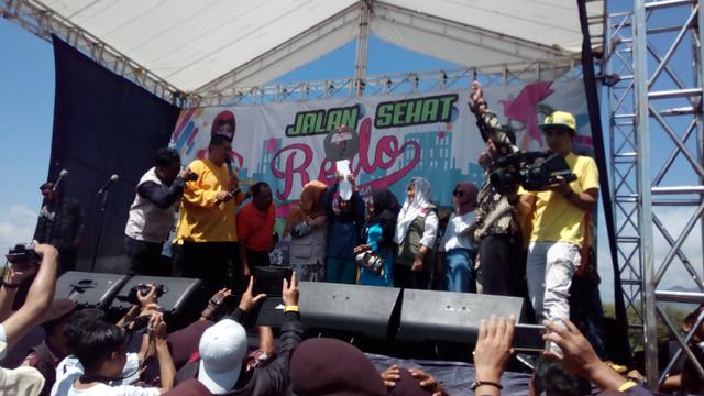 Mbak Tutut dan Mamiek Soeharto memberikan hadiah utama sepeda motor dalam acara jalan sehat bareng Relawan Rerencanga Donny Kusumah (Redo) di Garut