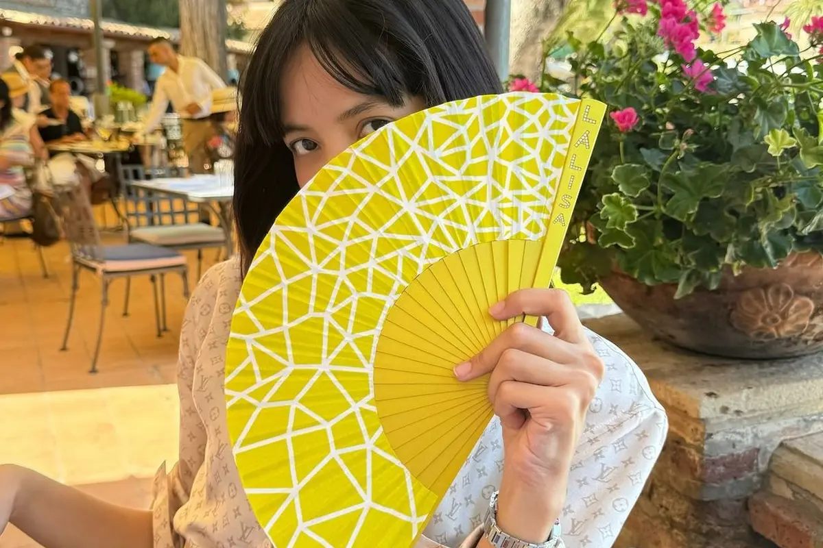 Bukan Cuma OOTD Mahal, Lisa BLACKPINK Hempas Panas di Italia dengan Kipas Tangan Rp72jutaan