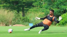Kiper Persija Jakarta, Carlos Eduardo, saat sesi latihan jelang laga melawan Persib Bandung dalam lanjutan BRI Super League di Persija Training Ground, Bojongsari, Depok, Kamis (7/5/2026). (Bola.com/M Iqbal Ichsan)