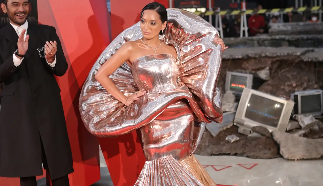 Ia tampil memukau dengan gaun bervolume besar bak sebuah ‘balon metalik’. Diketahui, gaun tersebut berasal dari koleksi Fall Winter 2024 dari brand @adelinesther.co. [Fimela/Daniel Kampua].