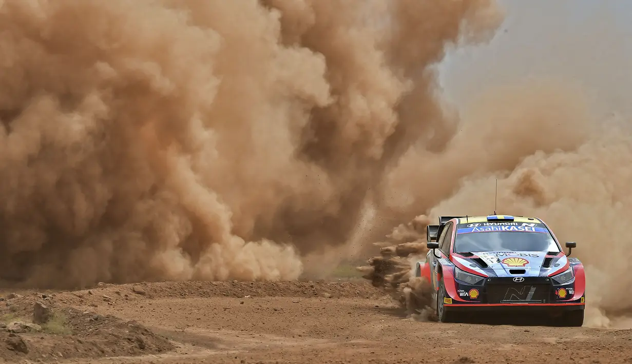 Tim reli Belgia, Thierry Neuville bersama Martijn Wydaeghe tengah berkompetisi mengonakan mobil Hyundai i20 N dalam ajang Safari Rally Kenya 2022 yang berlangsung di Nairobi pada 23 Juni 2022. (AFP/Tony Karumba)