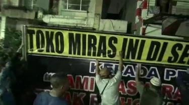 Warga Menyegel Toko Miras di Bekasi