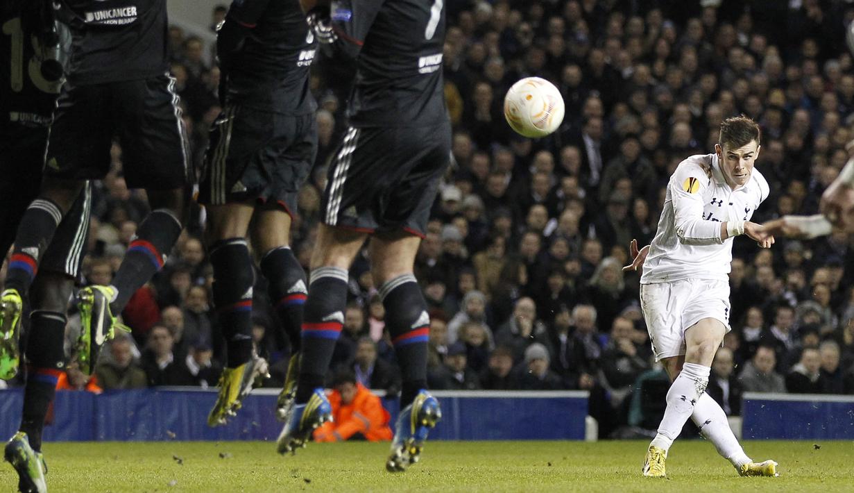 Gareth Bale (kanan) bergabung dengan Tottenham pada 1 Juli 2007 setelah sebelumnya tampil baik bersama Southampton. Bale akhirnya memutuskan pindah ke Real Madrid pada musim 2013/2014 dan kembali ke Spurs pada musim 2020/2021 sebagai pemain pinjaman. Selama kurun waktu tersebut, Bale total mencetak 53 gol dari 166 penampilan di Liga Inggris. (AFP/Ian Kington)