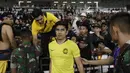 Menpora Malaysia, Syed Saddiq Syed Abdul Rahman, harus dievakuasi akibat kerusuhan saat sedang menonton laga Kualifikasi Piala Dunia 2022 melawan Timnas Indonesia. (Bola.com/Vitalis Yogi Trisna)