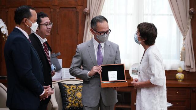 Wamenlu RI, Mahendra Siregar mengeratkan kerja sama dengan Menteri Kelautan Prancis, Annick Girardin dalam bidang maritim demi pembangunan ekonomi bersama.