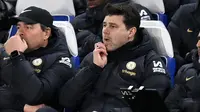 Pelatih Chelsea, Mauricio Pochettino, tampak serius mengamati permainan anak asuhnya saat melawan melawan Leeds United dalam duel putaran kelima FA Cup 2023/2024 di Stadion, Kamis (29/2/2024). (AFP/Glyn Kirk)