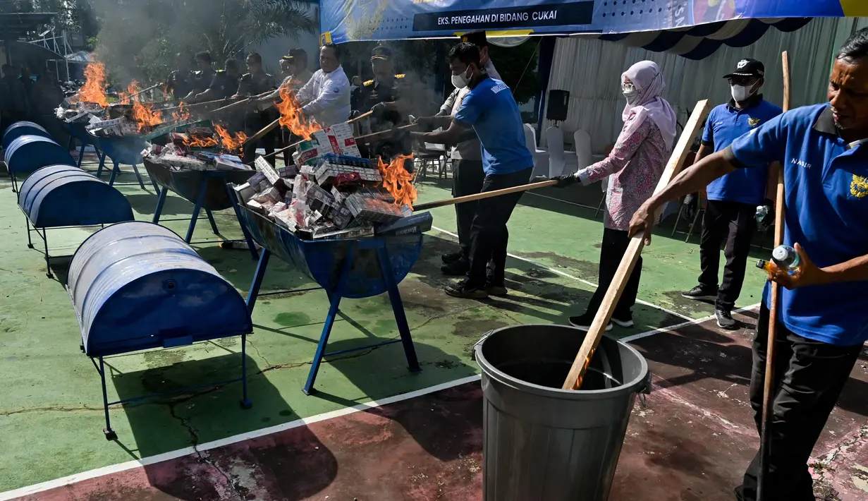 Kantor Wilayah (Kanwil) Direktorat Jenderal Bea dan Cukai Provinsi Aceh memusnahkan 248.668 batang rokok ilegal hasil pencegahan sepanjang tahun 2024. (CHAIDEER MAHYUDDIN/AFP)
