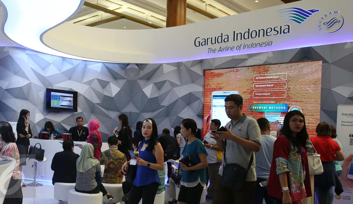Pengunjung mengantre di pameran Garuda Travel Fair (GATF) di JCC Senayan, Jakarta, Jumat (7/10). GATF  menawarkan tiket dan paket wisata dengan harga lebih rendah dari harga normal ke berbagai destinasi dalam dan luar negeri. (Liputan6.com/Angga Yuniar)