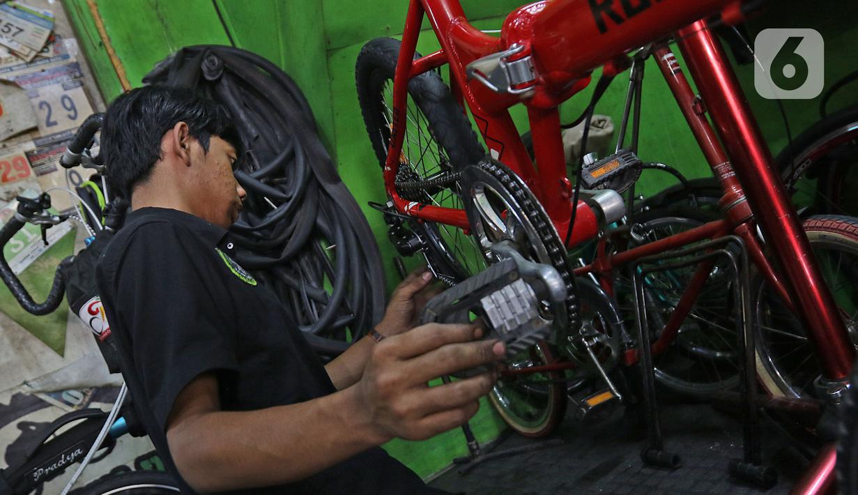 Mekanik memperbaiki dan merestorasi sepeda di Workshop Sampurna Bike Kalibata, Jakarta, Kamis (9/7/2020). Tren bersepeda yang sedang tinggi di masyarakat menjadikan permintaan perbaikan sepeda di bengkel tersebut meningkat hingga 300 persen. (Liputan6.com/Herman Zakharia)