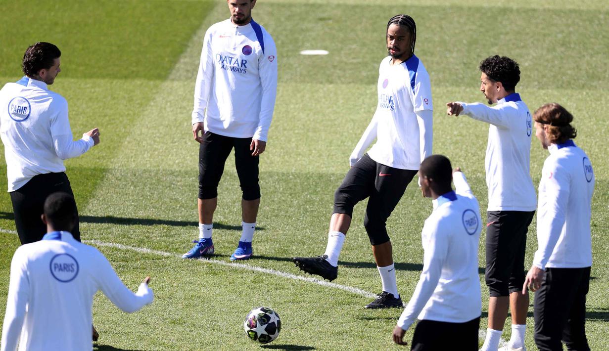 Patut dicatat, belakangan ini, PSG juga tampil dominan kala menghadapi tim-tim asal Premier League. Tampak dalam foto, penyerang Paris Saint-Germain, Bradley Barcola (tengah) mengoper bola saat sesi latihan di Campus Paris Saint-Germain, Poissy, pinggiran barat Paris pada Selasa 7 April 2026. (FRANCK FIFE/AFP)