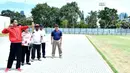 Presiden Joko Widodo, bersiap melepas anak panah saat meresmikan lapangan panahan di kawasan Gelora Bung Karno, Jakarta, Sabtu (2/12/2017). Presiden meresmikan empat venue yang akan digunakan untuk Asian Games 2018. (Biro Pres Setpres/Rustam)