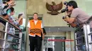 Tersangka kasus suap mantan Ketua MK Akil Mochtar terkait pilkada Lebak, Kasmin berjalan keluar Gedung KPK, Jakarta, Jumat (4/9). Berkas penyidikan Kasmin sudah rampung dan segera disidangkan dalam waktu dekat. (Liputan6.com/Helmi Afandi)