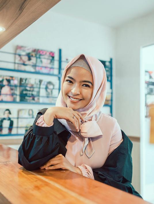Tantri Kotak juga telah mantap berhijab sejak sekitar satu bulan lalu. Dengan hijabnya, Tantri tak mengubah gaya berbusananya, sehingga ia dijuluki sebagai lady rocker berhijab. (Instagram/tantrisyalindri)