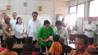 Menko PMK Puan Maharani mendampingi Presiden Jokowi meninjau 'sekolah aman asap', yakni SD 8 Pahandut Kota Palangkaraya, Kalteng.
