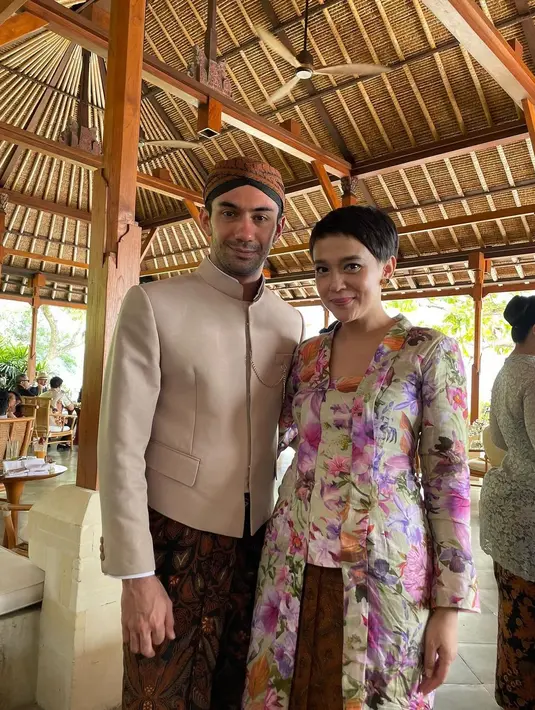 Reza Rahadian tampil ganteng dengan beskap cokelat muda yang menjadi seragam para groomsman. [Foto: Instagram/ficzze]