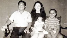 Foto keluarga yang dirilis oleh kampanye kepresidenan 2008. Mantan Presiden AS, Barack Obama (kanan) di usia 9 tahun berpose dengan ayah tirinya Lolo Soetoro, saudaranya Maya Soetoro dan ibunya Ann Dunham pada tahun 1970. (AFP Photo/Obama For America)