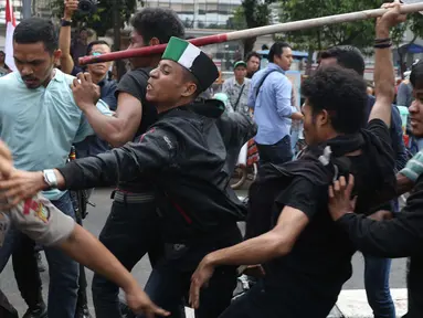 Sejumlah massa yang mengaku dari Himpunan Mahasiswa Islam terlibat bentrok dengan aparat kepolisian saat aksi unjuk rasa di depan Gedung KPK, Jakarta, Rabu (18/9/2019). Dalam aksinya, mereka menolak pimpinan KPK terpilih periode 2019-2023. (Liputan6.com/Helmi Fithriansyah)