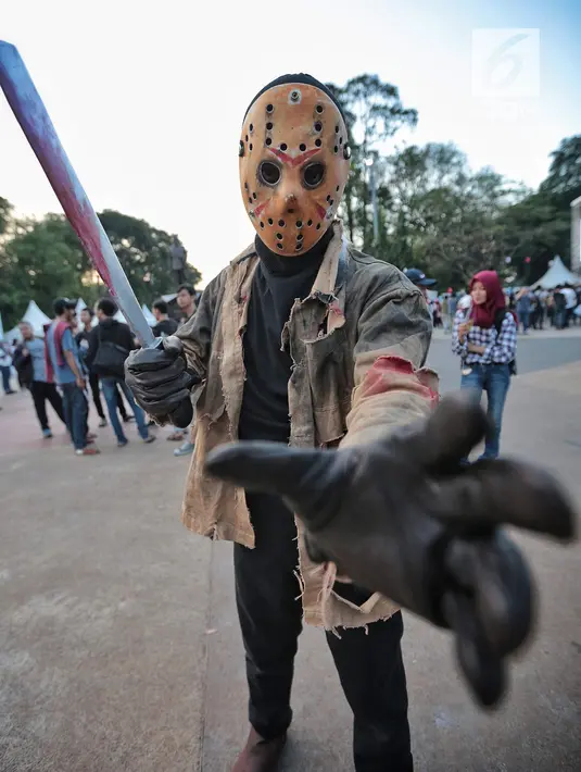 Pengunjung mengenakan kostum saat meramaikan hari pertama acara Jak-Japan Matsuri 2018 di Gelora Bung Karno, Senayan, Jakarta, Sabtu (8/9). Tahun ini, festival mengusung tema Indonesia and Japan Always Together. (Liputan6.com/Faizal Fanani)