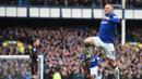 Penyerang Everton, Wayne Rooney (kanan) membuka keunggulan bagi timnya saat melawan Arsenal pada laga Premier League pekan ke-9 di Goodison Park, Liverpool, (22/10/2017). Arsenal menang 5-2. (AFP/Oli Scarff)