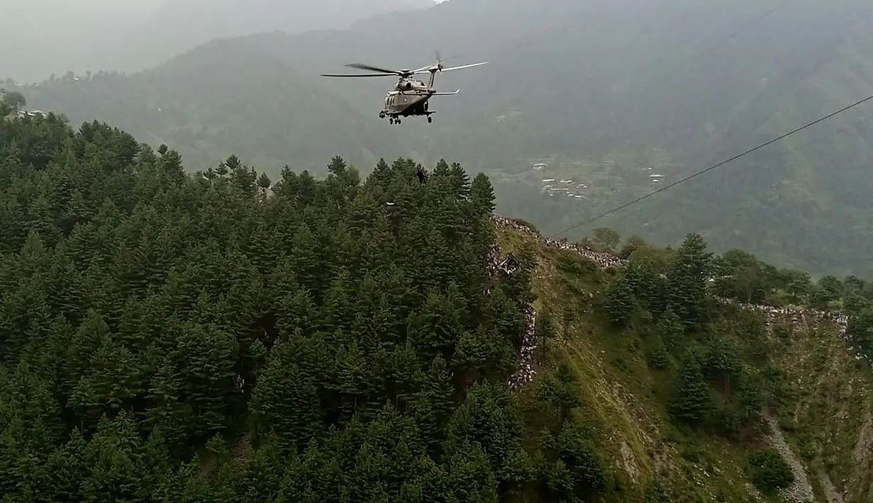 Sebuah helikopter militer menyelamatkan seorang anak, sementara sisanya diselamatkan dengan zip line atau flying fox. (AFP)