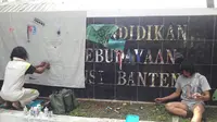 Lomba puisi berhadiah sepasang serbet itu dilaksanakan di lingkungan Dinas Pendidikan Banten pada peringatan Hardiknas. (Liputan6.com/Yandhi Deslatama)