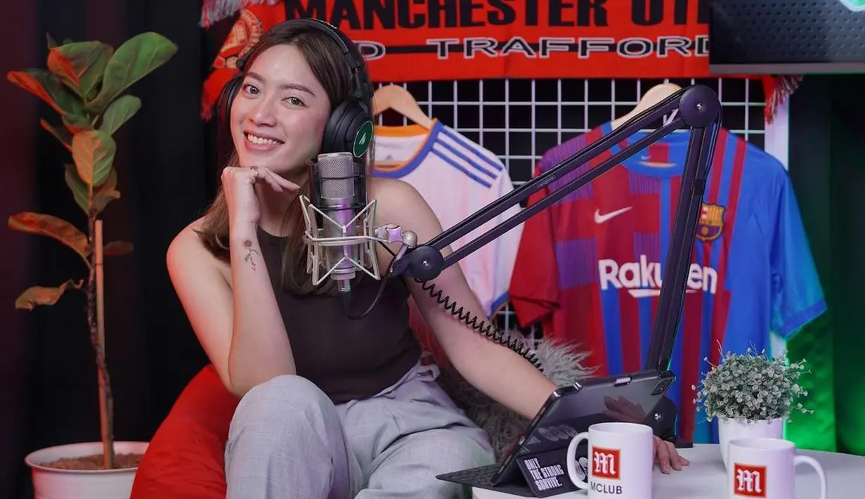 Bernama lengkap Harly Valentina Bastiaans, perempuan 26 tahun ini dikenal sebagai presenter olahraga. (Instagram @harlyvalen)