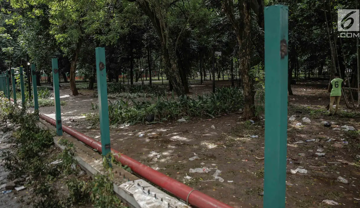 Kondisi pagar tanaman yang dirusak oleh suporter pada Final Piala Presiden 2018 di Stadion Utama GBK, Jakarta, Minggu (18/2). Laga antara Persija Jakarta vs Bali United menyisakan kerusakan di dalam dan luar GBK. (Liputan6.com/Faizal Fanani)