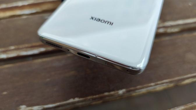 Penampakan Xiaomi Mi 11 Ultra (Liputan6.com/Agustinus M. Damar)