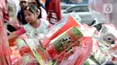 Seorang anak memilih terompet berbahan plastik yang dijual di Pasar Gembrong, Jakarta, Minggu (29/12/2019). Penjualan terompet plastik jelang perayaan malam tahun baru kali ini lebih marak akibat pasokan bahan baku sulit didapat. (merdeka.com/Iqbal Nugroho)