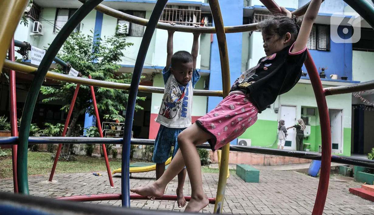 Anak-anak saat bermain di taman salah satu tower Rusunawa Pulo Gebang Indah, Cakung, Jakarta Timur, Minggu (11/12/2022). Kepala Dinas PPAPP DKI Jakarta Tuty Kusumawati menyatakan, rusun ini menjadi prototipe pembentukan dan pengembangan RSRA dalam rangka memperingati Hari Anti Kekerasan Terhadap Perempuan Anak. (merdeka.com/Iqbal S Nugroho)