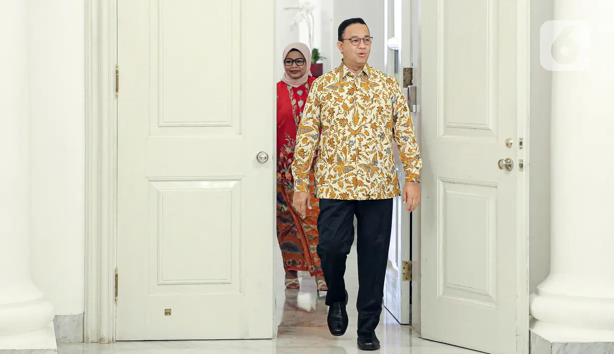 Gubernur DKI Jakarta Anies Baswedan (depan) diikuti istri Fery Farhati tiba untuk menyapa para Aparatur Sipil Negara (ASN) di Balai Kota DKI Jakarta, Jumat (14/10/2022). Di hari terakhir menjabat sebagai Gubernur DKI Jakarta, Anies Baswedan menyempatkan diri untuk menyapa ASN di Balai Kota. (Liputan6.com/Faizal Fanani)