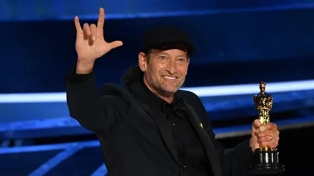 Troy Kotsur jadi pria tuli pertama yang menang piala Oscar