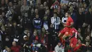 Gelandang Liverpool, Philippe Coutinho, merayakan gol yang dicetaknya ke gawang West Bromwich pada laga Premier League di Stadion Anfield, Liverpool, Sabtu (22/10/2016). Sepanjang karier di Liverpool, Coutinho mencetak 54 gol. (AFP/Paul Ellis)