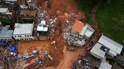 Tanah longsor telah menimbun sejumlah rumah warga dan menyebabkan kerusakan infrastruktur yang signifikan. Tampak foto udara menunjukkan tim penyelamat mencari korban di tengah reruntuhan setelah tanah longsor akibat hujan lebat di lingkungan Barrio Parque Jardim Burnier, Juiz de Fora, Negara Bagian Minas Gerais, Brasil, pada 24 Februari 2026. (Pablo PORCIUNCULA/AFP)